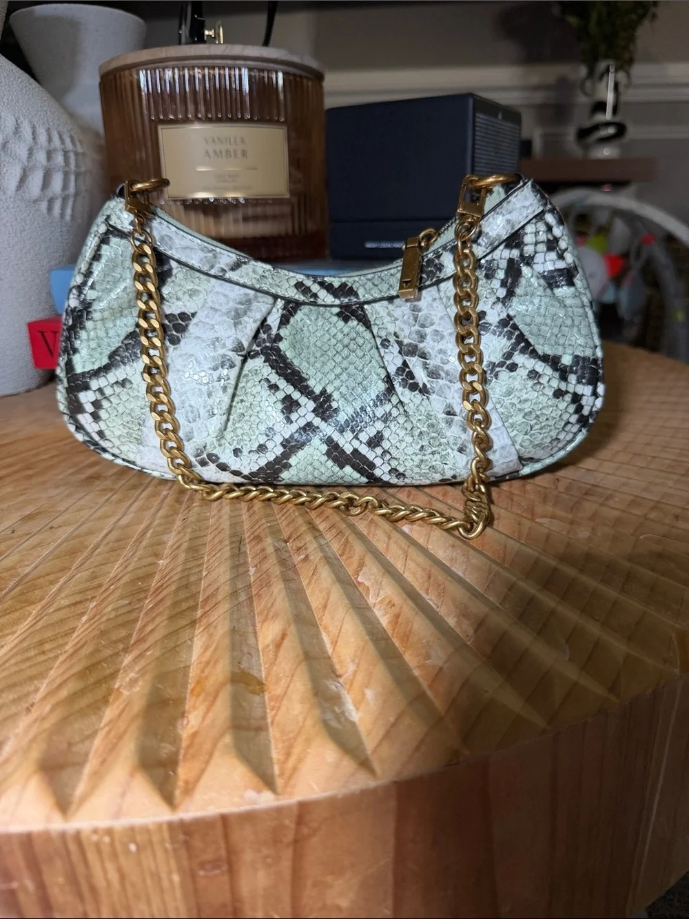 Elegant Snakeskin Pattern Shoulder Bag